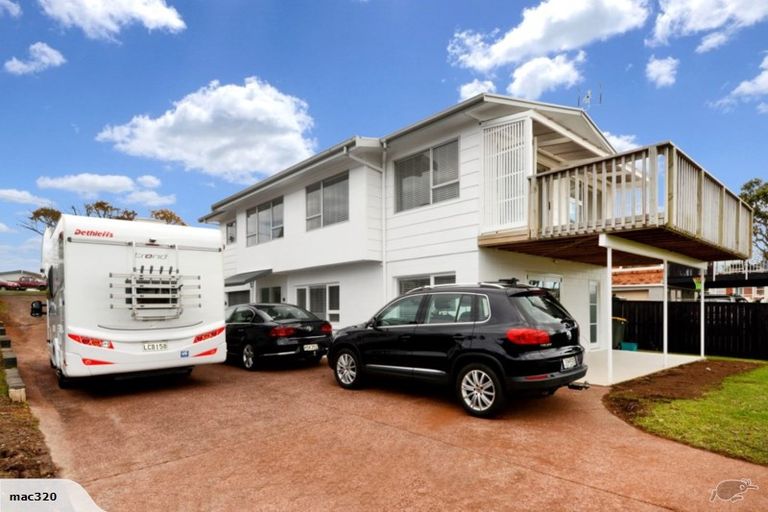 Photo of property in 2/611 Beach Road, Rothesay Bay, Auckland, 0630