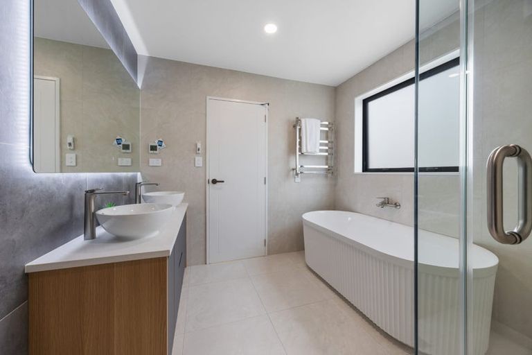 Photo of property in 8 Mill Hill Close, Flat Bush, 2019