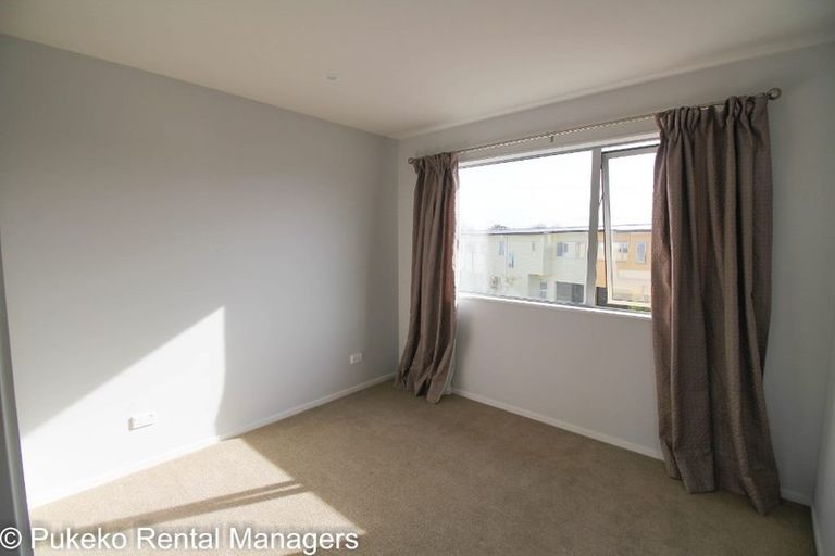 Photo of property in 26/11 Ray Small Drive, Papakura, 2110