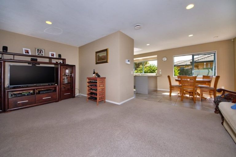 Photo of property in 11 Harbour Lights Close, West Harbour, Auckland, 0618