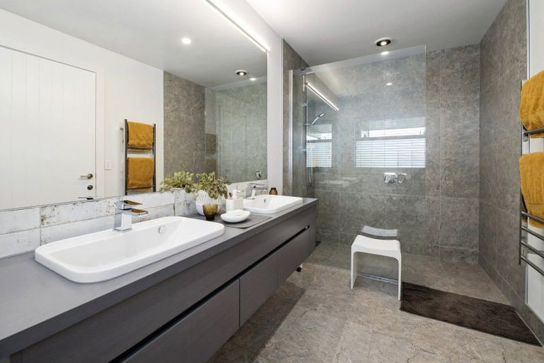 Photo of property in 5 Azalea Lane, Waipahihi, Taupo, 3330