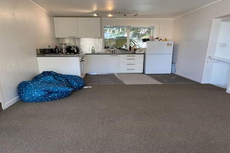 Photo of property in 24 Tiri Tiri Road, Birkdale, Auckland, 0626