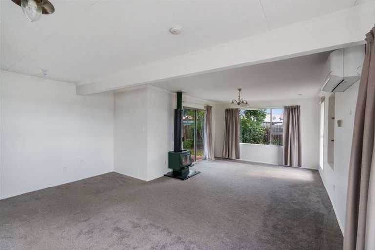 Photo of property in 16 Watson Place, Rangiora, 7400