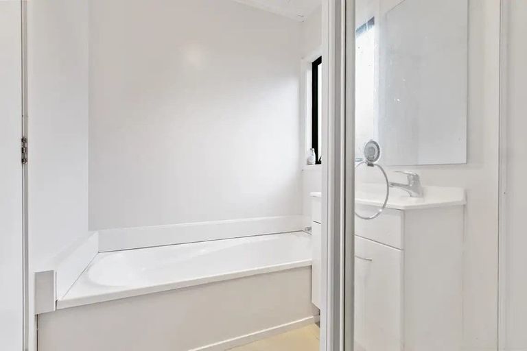Photo of property in 2/1 Landsdale Place, Massey, Auckland, 0614
