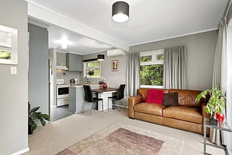 Photo of property in 6 Taka Grove, Normandale, Lower Hutt, 5010