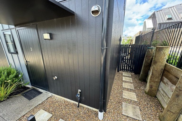 Photo of property in 3/8 Chivalry Road, Glenfield, Auckland, 0629