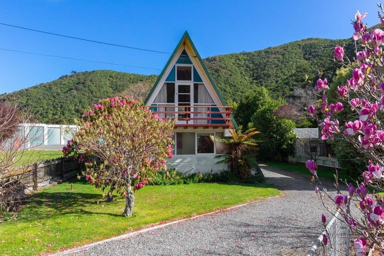 Photo of property in 34 Beach Road, Waikawa, Picton, 7220