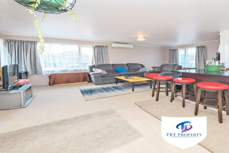 Photo of property in 18 Lipton Grove, Opaheke, Papakura, 2113