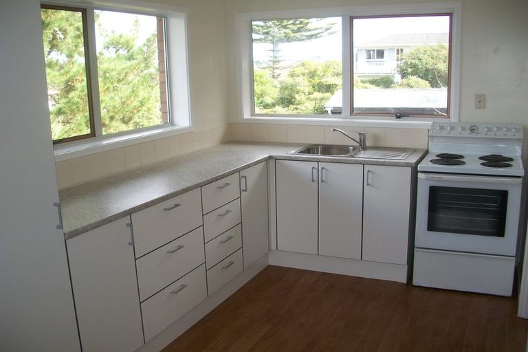 Photo of property in 2/98 Carlisle Road, Browns Bay, Auckland, 0632