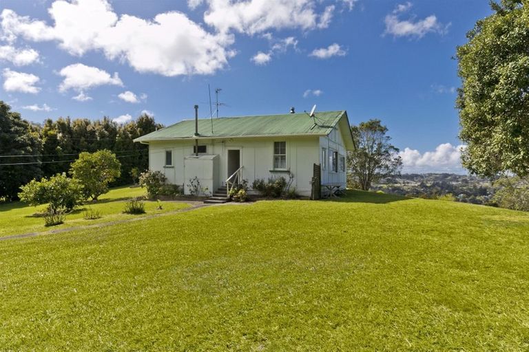 Photo of property in 1 Buckleys Track, Paremoremo, Auckland, 0632