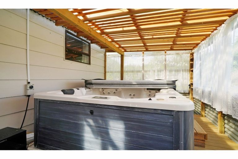 Photo of property in 33 Clifden Highway, Tuatapere, 9620