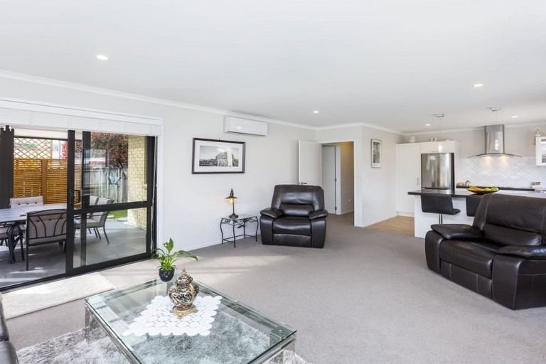 Photo of property in 8a Savage Crescent, Upper Hutt Central, Upper Hutt, 5018