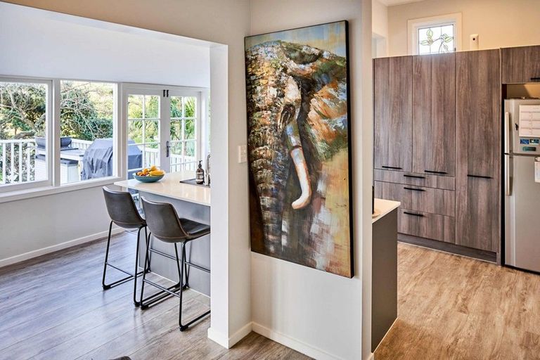 Photo of property in 28 Seaview Road, Paremata, Porirua, 5024