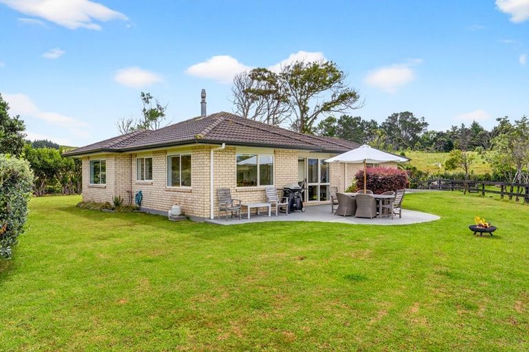 Photo of property in 1014 South Head Road, South Head, Helensville, 0874