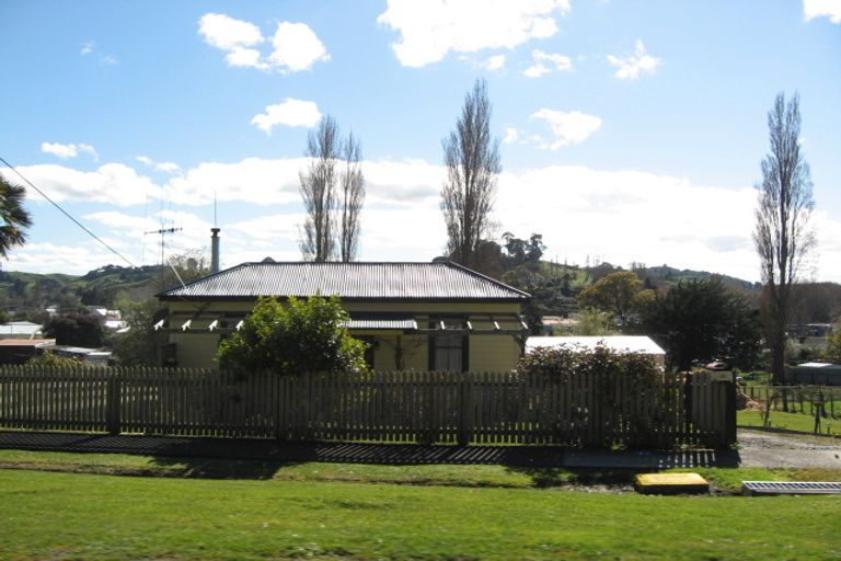 Photo of property in 14 Feltham Street, Hunterville, 4730