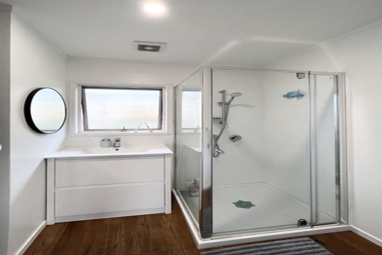 Photo of property in 1/214 Sunnynook Road, Totara Vale, Auckland, 0627