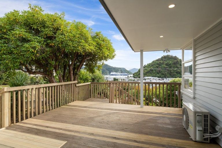 Photo of property in 34 Waikawa Road, Picton, 7220