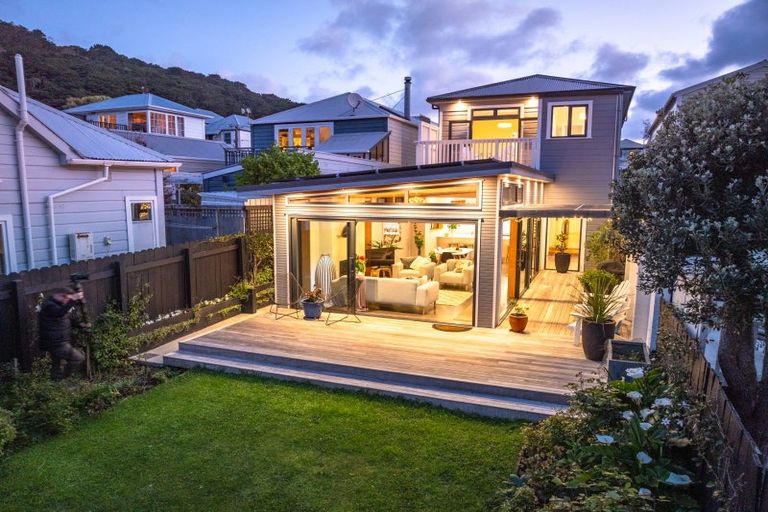 Photo of property in 35 Queen Street, Mount Victoria, Wellington, 6011