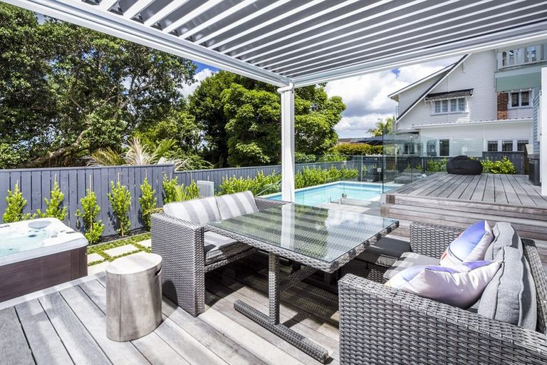 Photo of property in 209 Hurstmere Road, Takapuna, Auckland, 0622