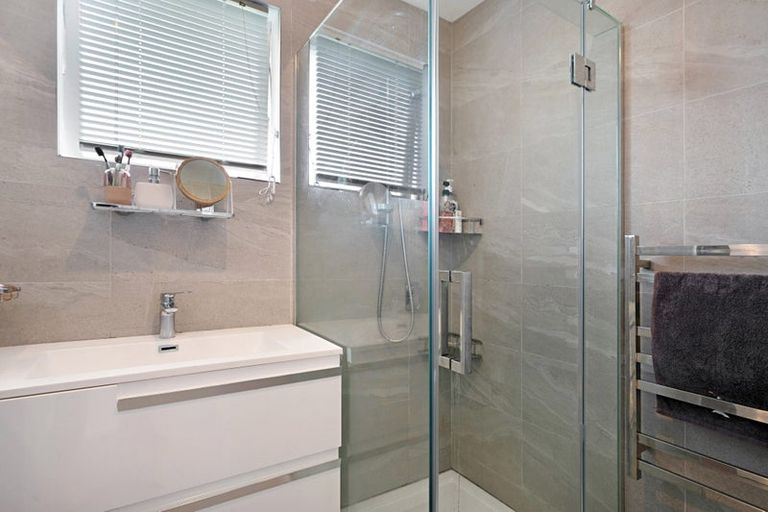 Photo of property in 2/615 Swanson Road, Swanson, Auckland, 0612