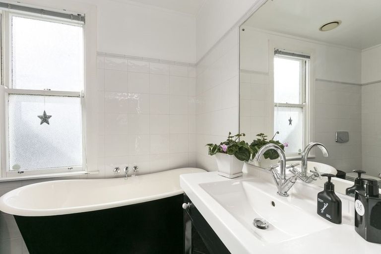 Photo of property in 11 Tinakori Road, Thorndon, Wellington, 6011