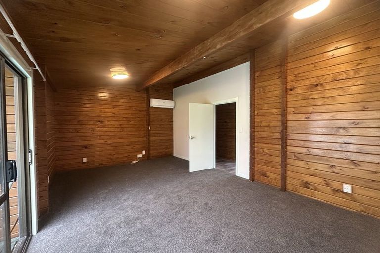 Photo of property in 137 Simpson Road, Henderson Valley, Auckland, 0614