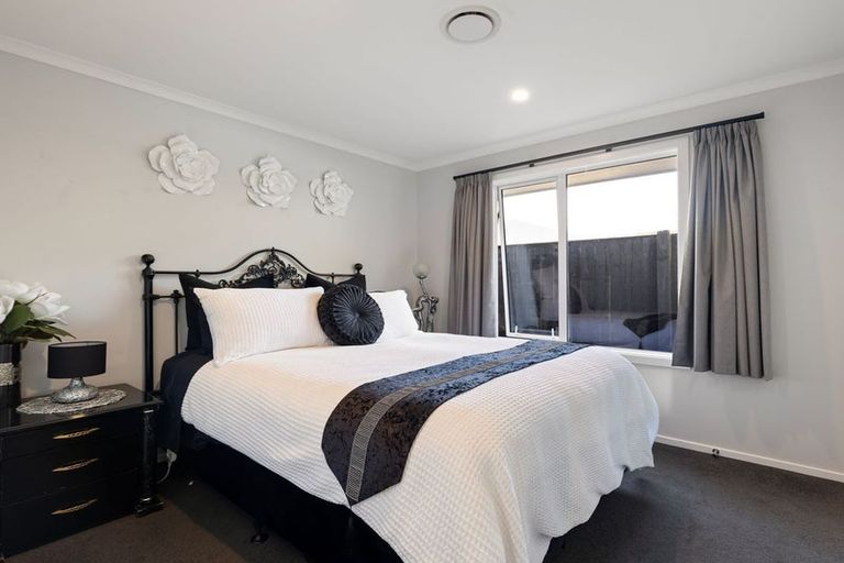 Photo of property in 111 Johnstone Drive, Fitzherbert, Palmerston North, 4410