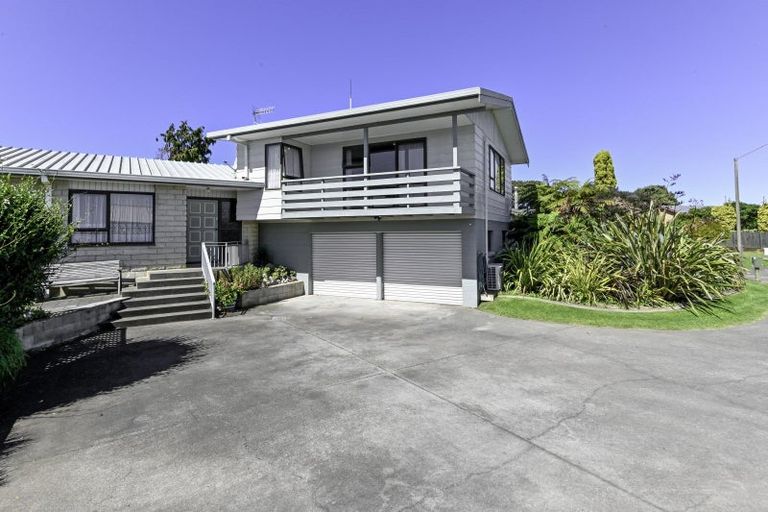 Photo of property in 15 Deakin Place, Clive, 4102