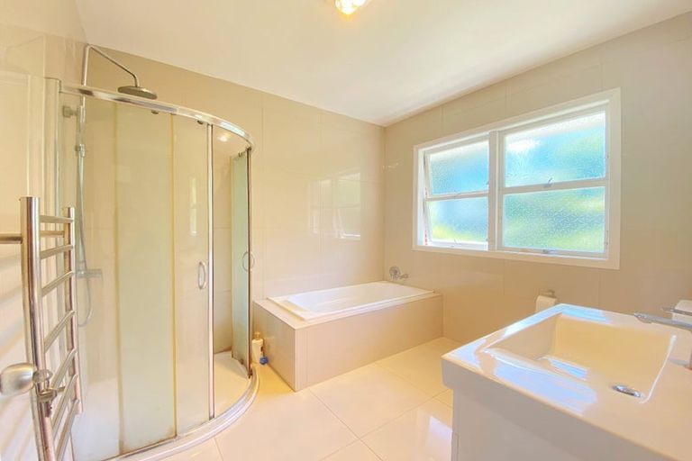 Photo of property in 78 Onewa Road, Northcote Point, Auckland, 0627
