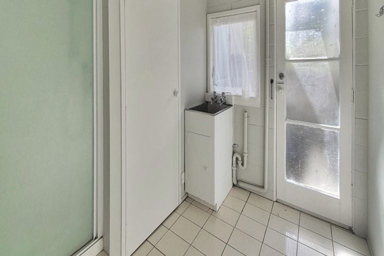 Photo of property in 108 Reeves Road, Pakuranga Heights, Auckland, 2010