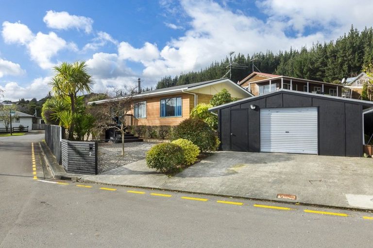 Photo of property in 2 Monarch Grove, Maoribank, Upper Hutt, 5018