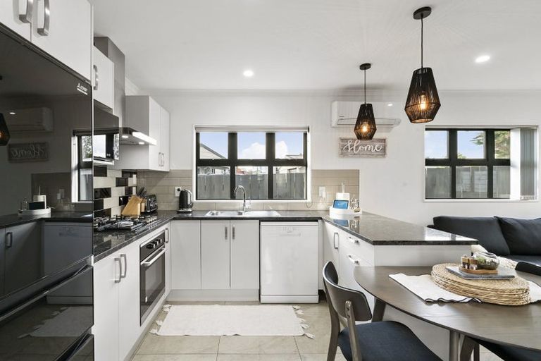 Photo of property in 15a Seaward Place, Wattle Downs, Auckland, 2103