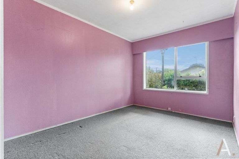 Photo of property in 2/70 Cliff View Drive, Green Bay, Auckland, 0604