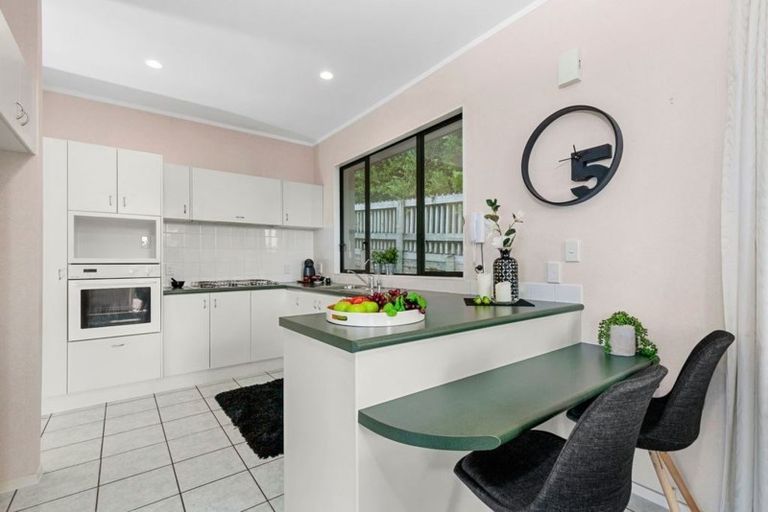 Photo of property in 19 Pannill Place, Oteha, Auckland, 0632