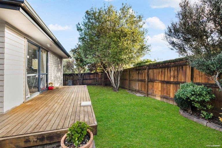 Photo of property in 1 Rixon Place, Te Atatu Peninsula, Auckland, 0610