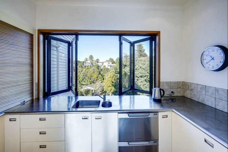 Photo of property in 109 Chaucer Road, Hospital Hill, Napier, 4110