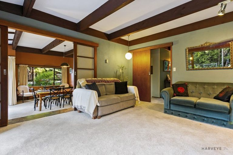 Photo of property in 8 Atarua Gardens, Waiatarua, Auckland, 0604