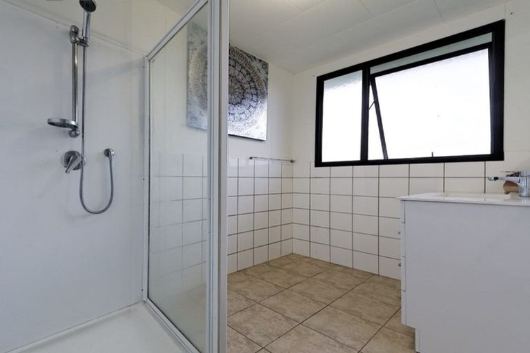 Photo of property in 17 Rehia Road, Massey, Auckland, 0614