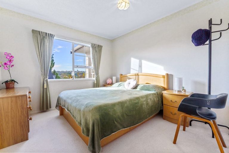 Photo of property in 2 Ravenstone Place, Chatswood, Auckland, 0626