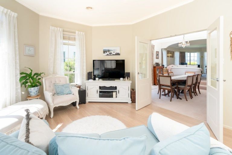 Photo of property in 2 Derry Hill, Churton Park, Wellington, 6037