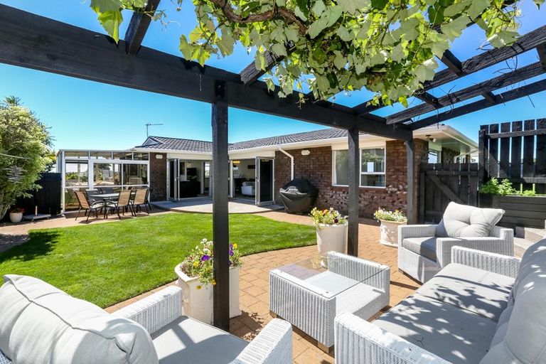 Photo of property in 1 Cabot Place, Frankleigh Park, New Plymouth, 4310