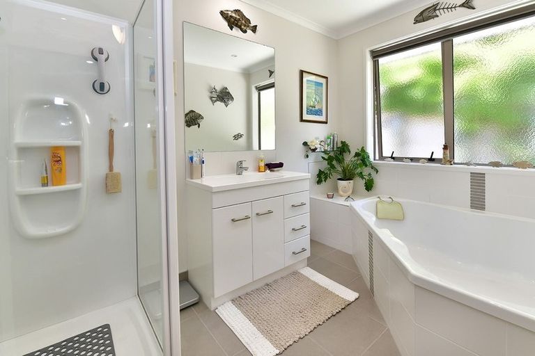 Photo of property in 25 Waldorf Crescent, Orewa, 0931