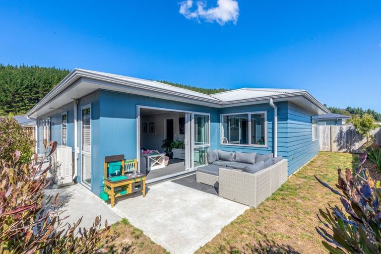 Photo of property in 8 Peter Tapp Way, Wainuiomata, Lower Hutt, 5014