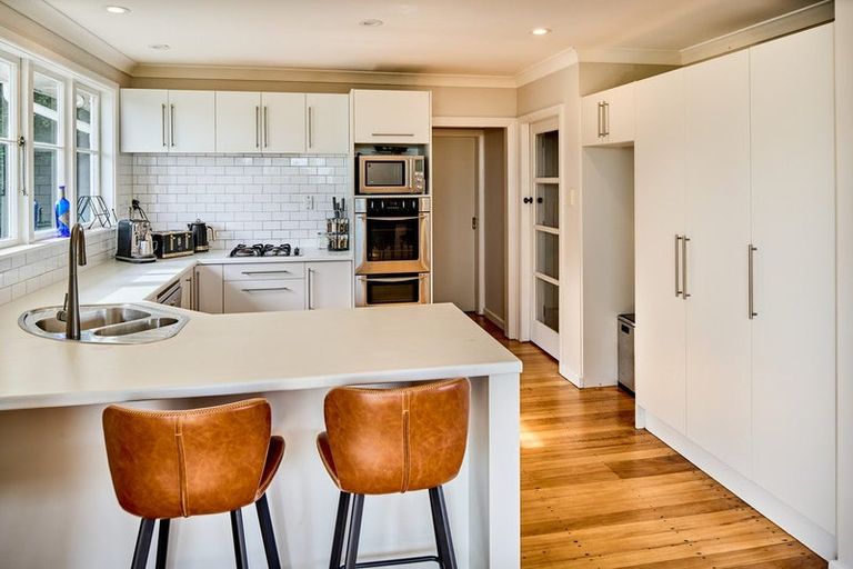 Photo of property in 9 Mana View Road, Paremata, Porirua, 5026