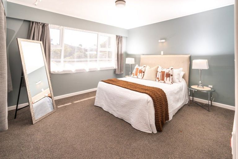 Photo of property in 16 Omega Street, Newlands, Wellington, 6037