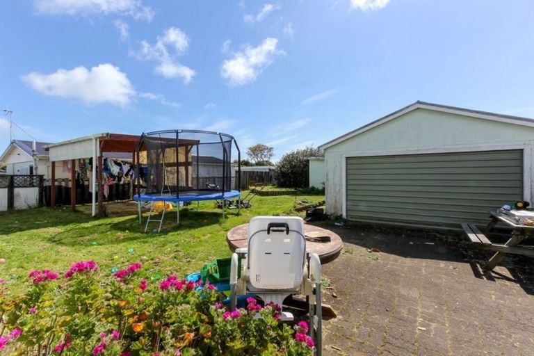 Photo of property in 21 Turakina Street, Merrilands, New Plymouth, 4312