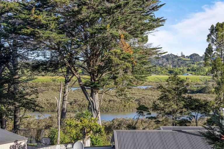 Photo of property in 127 Whangaparaoa Road, Red Beach, 0932