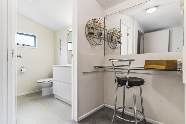 Photo of property in 10 St Lucia Place, Unsworth Heights, Auckland, 0632