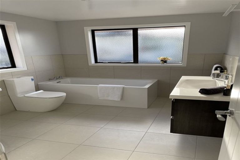 Photo of property in 8 Gordon Stanley Drive, Massey, Auckland, 0614