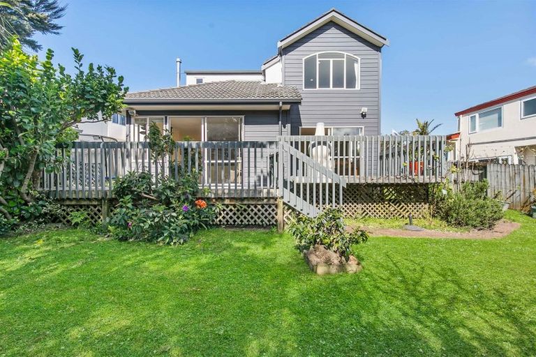 Photo of property in 18 Tyrico Close, Unsworth Heights, Auckland, 0632